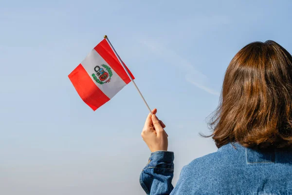 Woman Hand Peru Swaying Flag Blue Sky South America Concept — Stock Photo, Image