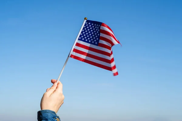 Femeie Mână Steagul American Legănat Cerul Albastru America Sua Concept — Fotografie, imagine de stoc