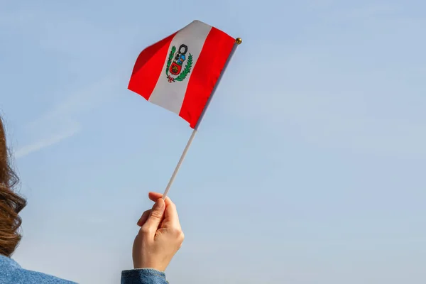 Mão Mulher Com Peru Balançando Bandeira Céu Azul América Sul — Fotografia de Stock