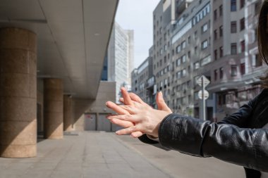 Küçük portatif antibakteriyel dezenfektan kullanan bir kadın. Sokakta ellerini yıkamak için antiseptik kullanıyor. Bakteri ve virüsten koruma. Hijyenik jel. Coronavirus. Görüntüyü kapat