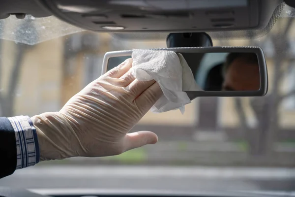 Μεσήλικας Επιχειρηματίας Μπλε Κοστούμι Καθαρισμού Του Αυτοκινήτου Καθρέφτη Οδήγησης Χρησιμοποιώντας — Φωτογραφία Αρχείου