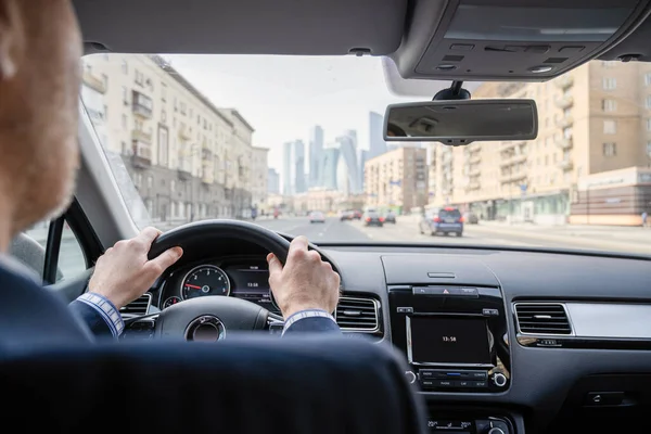 高速道路で車を運転ステアリングホイールに人間の手の選択的な焦点 上からの眺め モスクワだ ロシア — ストック写真