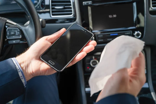Μεσήλικας Επιχειρηματίας Μπλε Κοστούμι Καθαρισμού Κινητό Τηλέφωνο Gadget Ένα Αυτοκίνητο — Φωτογραφία Αρχείου