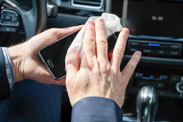 Μεσήλικας Επιχειρηματίας Μπλε Κοστούμι Καθαρισμού Κινητό Τηλέφωνο Gadget Ένα Αυτοκίνητο — Φωτογραφία Αρχείου