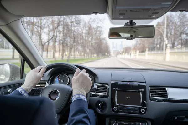 自動車を運転する細菌およびウイルスから身を守るための青いスーツおよびゴム手袋の中世のビジネスマン コロナウイルス パンデミック — ストック写真