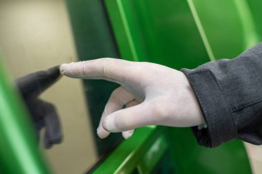 Koronavirüs salgını sırasında bankamatiğe dokunan koruyucu lastik eldivenler veren adamlar. Salgın. 