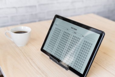 Online öğrenci sınavı. Okul / üniversite için tablet üzerinde sınav testi. Standart test formu. Cevaplar masada fokurdadı. Çoktan seçmeli cevap kağıdı. Ev okulu, online çalışma. Öğretici