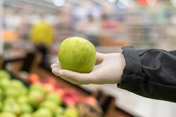 Férfi Ügyfél Védő Gumikesztyű Vásárol Zöld Alma Gyümölcs Élelmiszerbolt Szupermarket — Stock Fotó