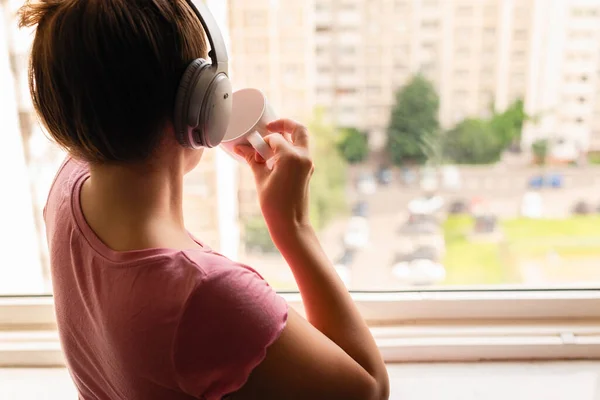 Vista Trasera Una Joven Solitaria Escuchando Música Con Auriculares Parados — Foto de Stock