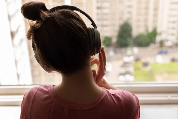 Vista Trasera Una Joven Solitaria Escuchando Música Con Auriculares Parados — Foto de Stock