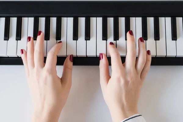 Kvinnlig Hand Som Spelar Hemsynt Ett Vitt Bord Pianotangentbord Platt — Stockfoto