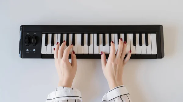 Γυναίκα Χέρι Παίζει Ένα Σπίτι Synthesizer Ένα Λευκό Τραπέζι Πληκτρολόγιο — Φωτογραφία Αρχείου
