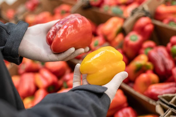 Man Courier Protective Rubber Gloves Chooses Pepper Vegetables Grocery Store — Stock Photo, Image