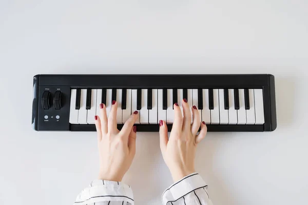 Γυναίκα Χέρι Παίζει Ένα Σπίτι Synthesizer Ένα Λευκό Τραπέζι Πληκτρολόγιο — Φωτογραφία Αρχείου