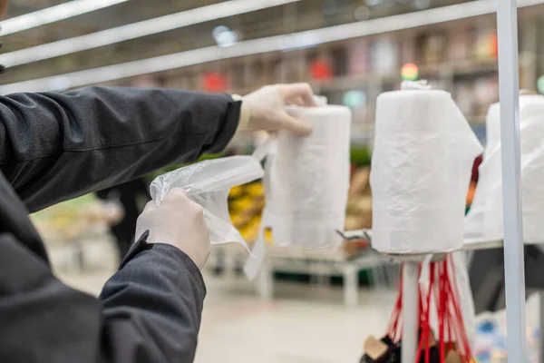 Человек Покупатель Защитных Резиновых Перчатках Отрывает Пластиковые Прозрачные Одноразовые Сумки — стоковое фото