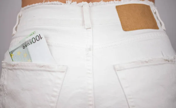 ポケットに100ユーロ紙幣の白いデニムショートパンツの女性のお尻 コンセプト — ストック写真