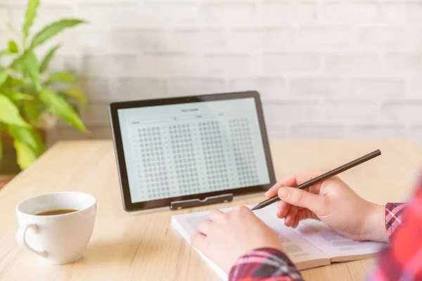 Onlineprov Testövning För Kvinnliga Studenter Tentamenstest Surfplattan För Skolan Universitetet — Stockfoto