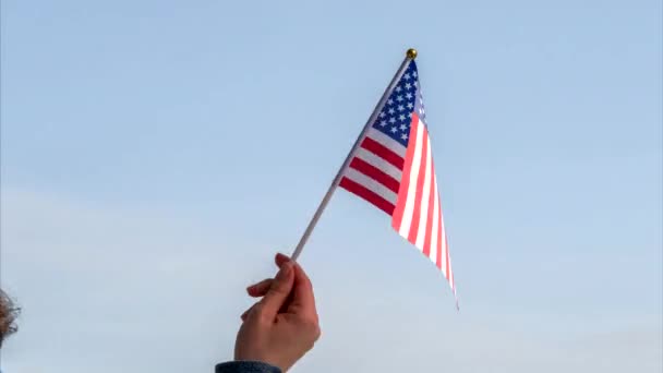 Frau Schwenkt Multinationale Flagge Blauen Himmel Konzept — Stockvideo