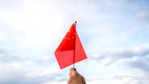 Vrouw Zwaaiende Chinese Vlag Blauwe Lucht Concept — Stockvideo