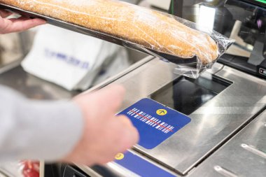 Barkodların tarama ürünü olan bir müşteri. Market taraması. Süpermarketten almak. Yemek servisi. 