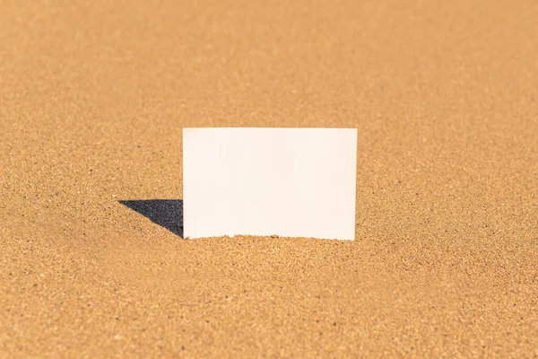 Papel Papelão Falsificado Texto Praia Areia Close Espaço Cópia — Fotografia de Stock