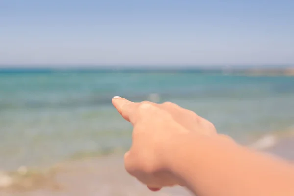 Mujer Mostrando Con Dedo Playa Arena Mar Una Puesta Sol —  Fotos de Stock