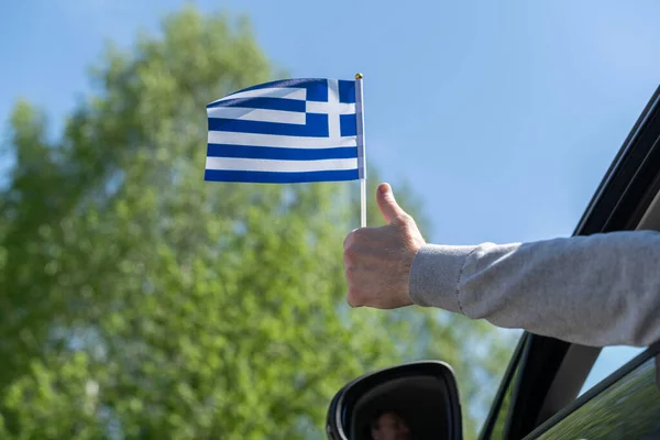Açık Arabanın Camından Yunanistan Bayrağı Tutan Adam Kavram — Stok fotoğraf