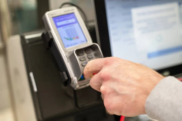 Άνθρωπος Που Πληρώνει Στο Μετρητή Self Service Εισάγοντας Κωδικό Ασφαλείας — Φωτογραφία Αρχείου