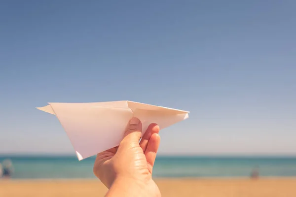 Девушка Запускает Бумажный Самолет Пляже Закате Концепция Путешествия Лета — стоковое фото