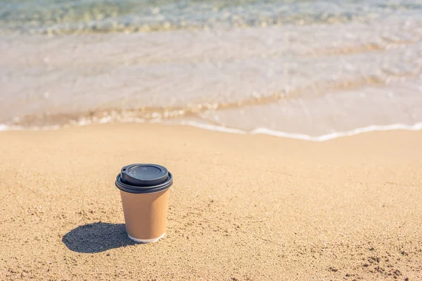 Бумажная Кружка Чашка Кофе Песке Солнечного Пляжа Напротив Морской Волны — стоковое фото