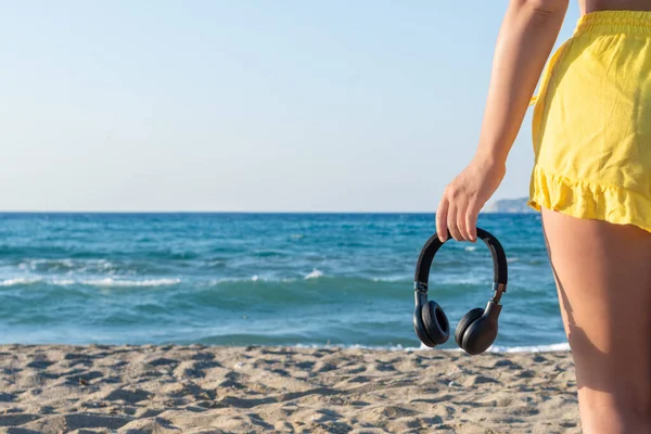 Mulher Relaxada Andando Praia Com Fones Ouvido Meditando Ouvindo Música — Fotografia de Stock