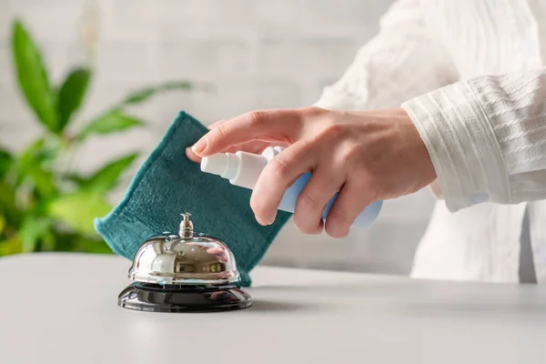 接待处门铃响的女人的手 消毒喷雾 小毛巾 防止细菌和病毒 保持客人的健康 酒店服务 有选择的重点 — 图库照片