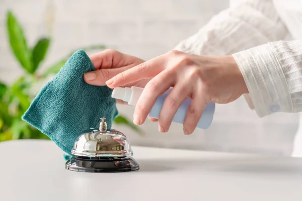 Mão Mulher Limpeza Tocando Sino Recepção Spray Desinfecção Toalha Pequena — Fotografia de Stock