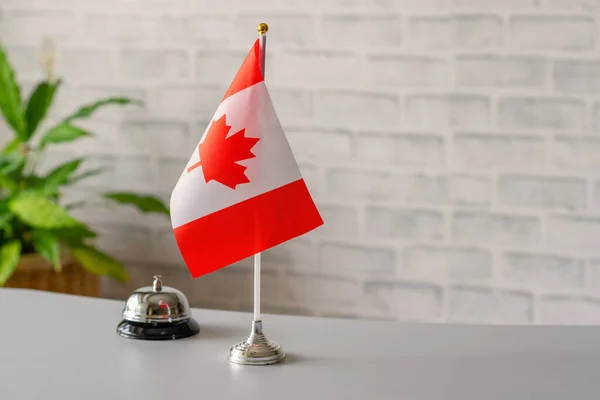 Silberne Glocke Mit Kanadischer Nationalflagge Der Rezeption Mit Kopierraum Hotelservice — Stockfoto