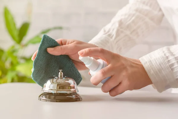 Mão Mulher Limpeza Tocando Sino Recepção Spray Desinfecção Toalha Pequena — Fotografia de Stock