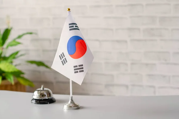 데스크에 복제품 한국의 국기가 빈티지 서비스 선택적 집중입니다 아시아 — 스톡 사진