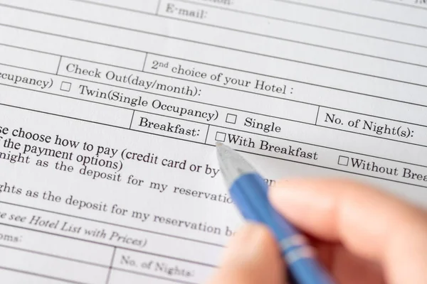 Γυναίκα Συμπληρώνοντας Κράτησης Ξενοδοχείου Μορφή Check Mark Επιλέγοντας Πρωινό Στην — Φωτογραφία Αρχείου