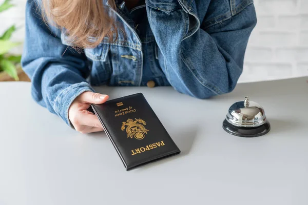 Женщина Использующая Американский Паспорт Регистрации Отеле Серебряный Винтажный Колокол Ресепшене — стоковое фото