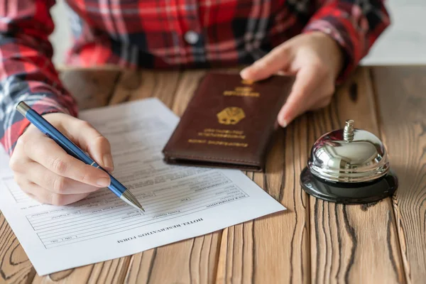 Femme Utilisant Passeport Allemand Remplissant Formulaire Réservation Hôtel Dans Hôtel — Photo