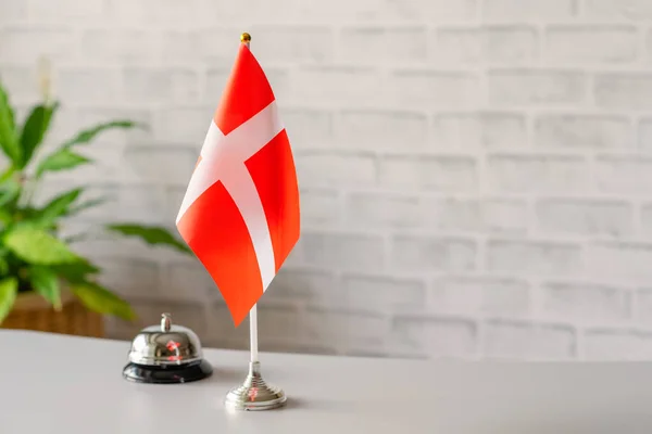 Srebrny Zabytkowy Dzwon Flagą Narodową Danii Recepcji Przestrzenią Kopiowania Obsługa — Zdjęcie stockowe