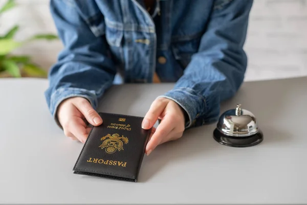 Femme Utilisant Passeport Américain Pour Enregistrement Hôtel Cloche Vintage Argentée — Photo