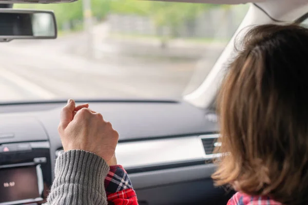 Mężczyzna Kierowca Trzyma Rękę Kobietę Pasażera Jadącą Autostradą Para Wycieczce — Zdjęcie stockowe