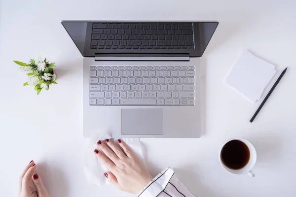 Une Travailleuse Nettoie Avec Un Antivirus Humide Essuyez Un Ordinateur Portable Et Un Bureau De Travail Une Travailleuse Nettoie Avec Un Antivirus Humide Essuyez Un Ordinateur Portable Et Un Bureau De Travail