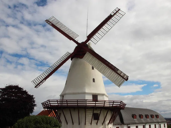 Moulin Dybboel Monument national danois avec ciel nuageux — Photo