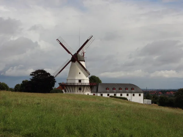 Dybboelmühle dänisches Nationaldenkmal mit bewölktem Himmel — Stockfoto