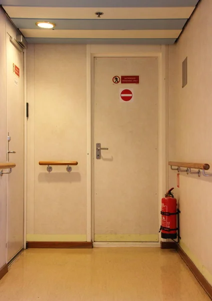 Πόρτα ασφαλείας πρόσβαση με κάγκελα τοίχων — Φωτογραφία Αρχείου