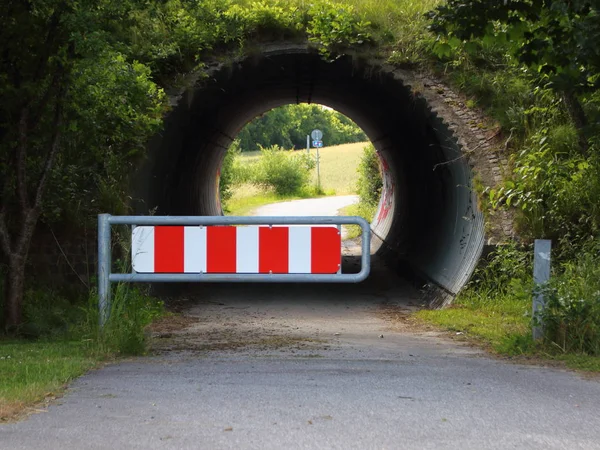 Bicicleta y túnel peatonal con barrera de coche — Foto de Stock