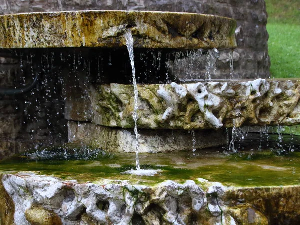 Fuente austriaca en Pass Lueg con agua de curación — Foto de Stock