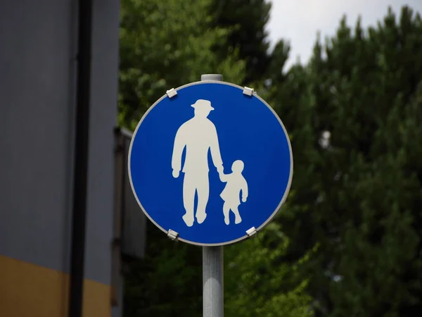 Segno pedonale blu con uomo e bambino — Foto Stock