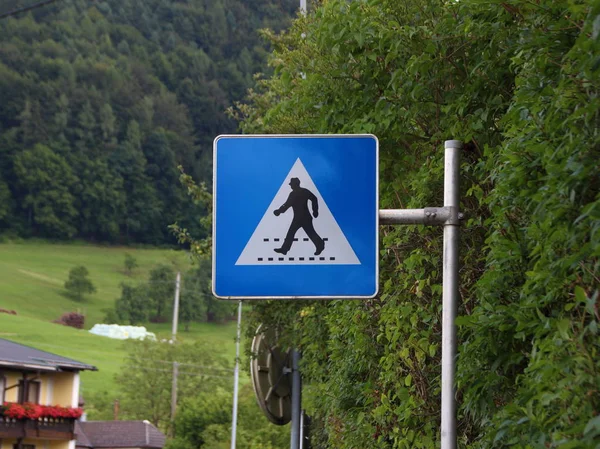 Pedestrian Sign of Man with Hat at Crossover — Stock Photo, Image